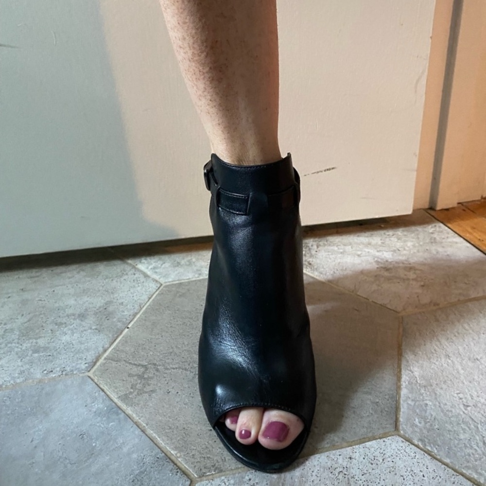 Vía aspira Peep Toe Bootie Sandals